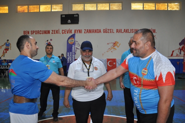 Türkiye ve Azerbaycan'ın halat çekme sporcuları Mersin'de yarıştı