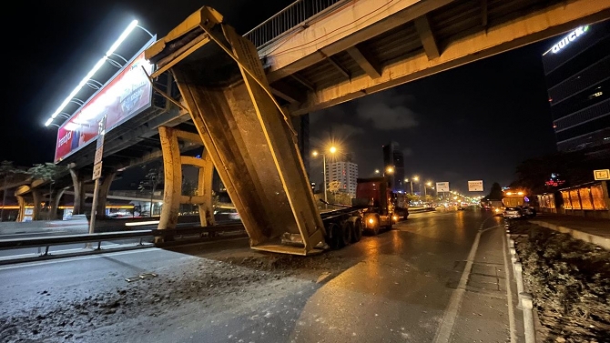 İstanbul'da hafriyat kamyonunun açılan damperi üst geçide çarptı