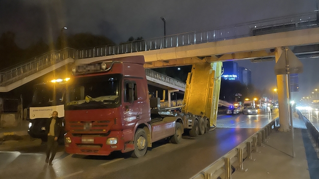 İstanbul'da hafriyat kamyonunun açılan damperi üst geçide çarptı