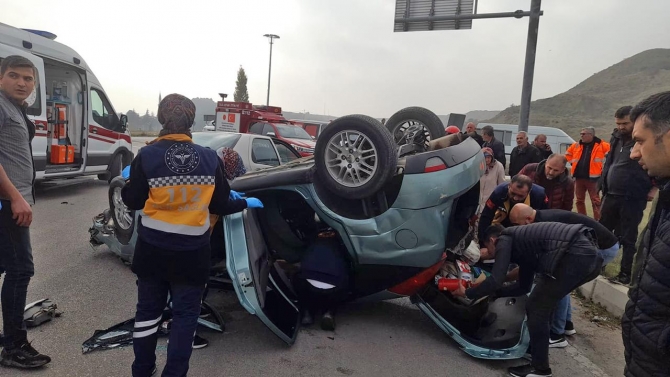 Amasya'da 2 otomobil çarpıştı: 3 yaralı