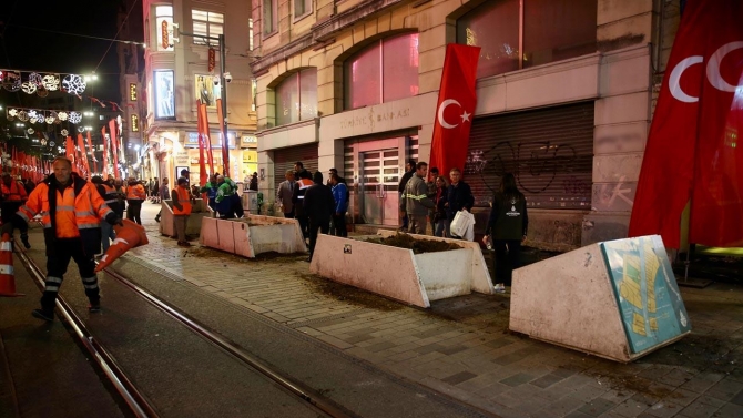 İstiklal Caddesi'ndeki ağaçlar kaldırılıyor