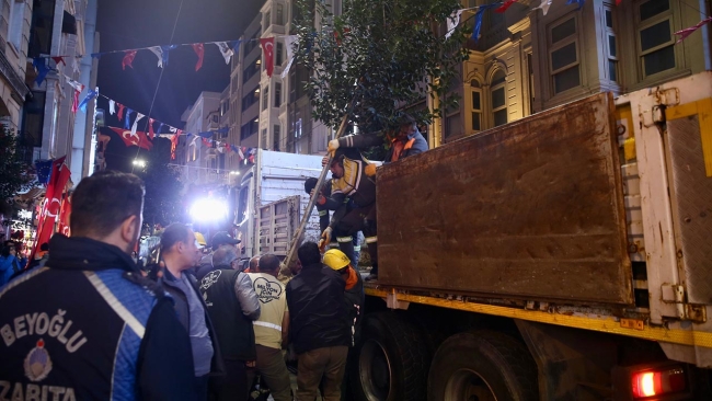 İstiklal Caddesi'ndeki ağaçlar kaldırılıyor