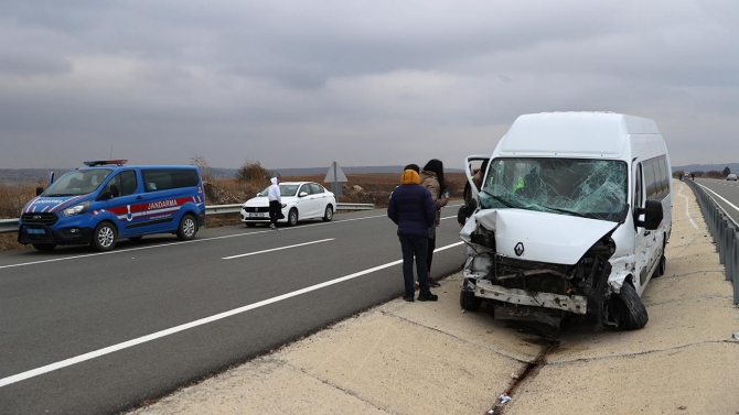 Edirne'de yolcu minibüsü ile kamyonet çarpıştı: 9 yaralı