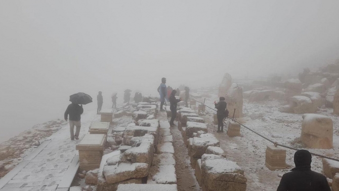 Nemrut Dağı'na yılın ilk karı yağdı