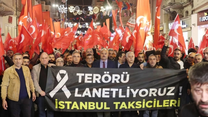 Taksiciler İstiklal'de terörü protesto etti