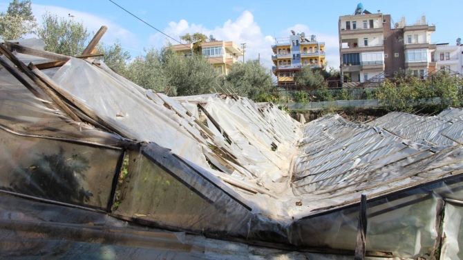 Alanya'da sağanak ve dolu: Seralar hasar gördü