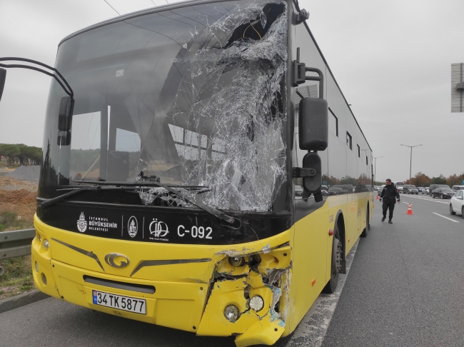 İETT otobüsü ile servis minibüsü çarpıştı