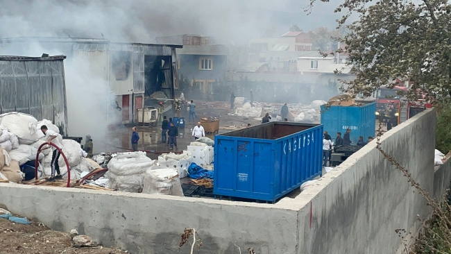 Bursa'da geri dönüşüm deposunda yangın