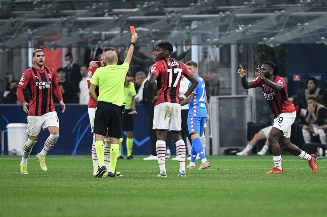 Türk futboluna damga vuran Cüneyt Çakır bu kez düdüğü jübile için çaldı