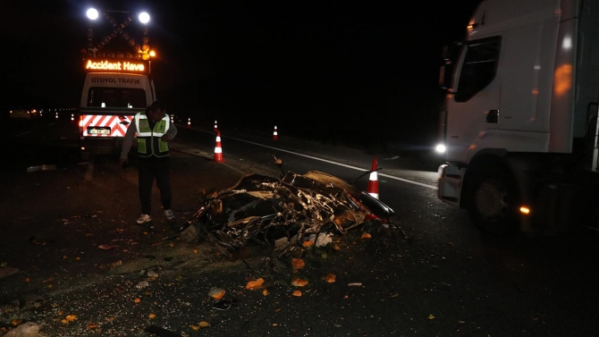 Kocaeli'de tıra çarpan otomobil 70 metre sürüklendi: 3 ölü