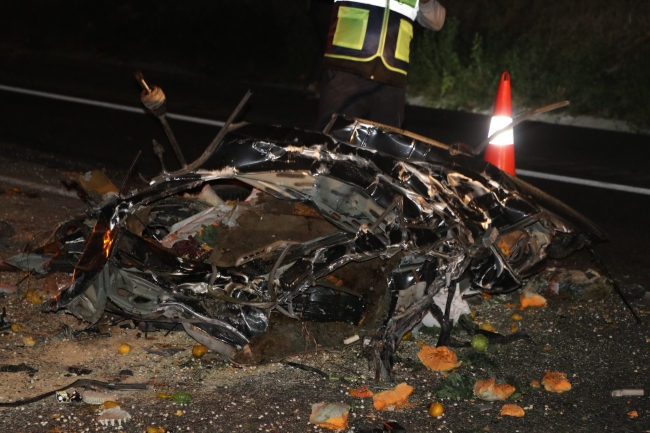 Kocaeli'de tıra çarpan otomobil 70 metre sürüklendi: 3 ölü