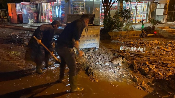 Birçok kentte sağanak etkili oldu: Yolları ve evleri su bastı