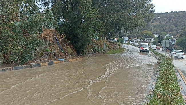 İzmir, Balıkesir, Edirne ve Muğla'yı sağanak vurdu: Yollar göle döndü