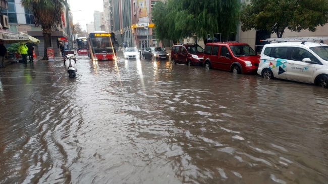 İzmir, Balıkesir, Edirne ve Muğla'yı sağanak vurdu: Yollar göle döndü