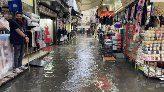 İzmir, Balıkesir, Edirne ve Muğla'yı sağanak vurdu: Yollar göle döndü