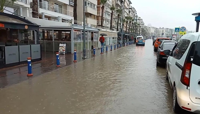 İzmir, Balıkesir, Edirne ve Muğla'yı sağanak vurdu: Yollar göle döndü