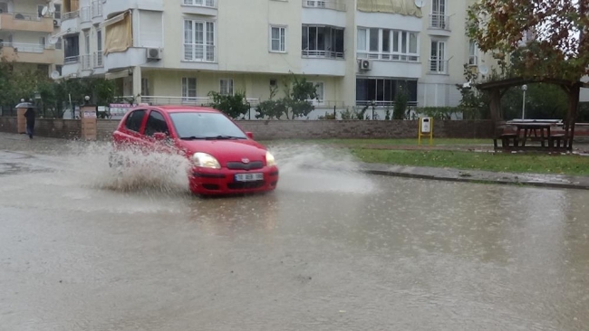 İzmir, Balıkesir, Edirne ve Muğla'yı sağanak vurdu: Yollar göle döndü