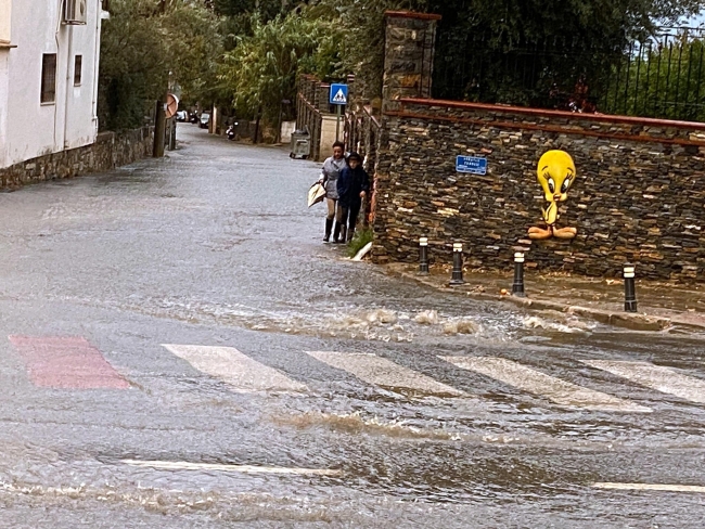 İzmir, Balıkesir, Edirne ve Muğla'yı sağanak vurdu: Yollar göle döndü