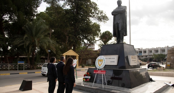 Öğretmen Günü dolayısıyla Atatürk Anıtı’na çelenk sunuldu