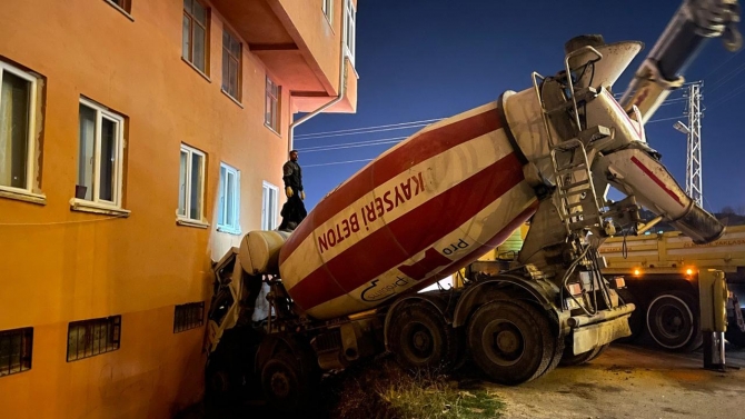 Beton mikseri binaya çarptı