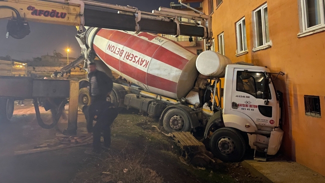 Beton mikseri binaya çarptı