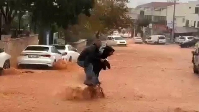 Kaş'ta sağanak etkili oldu: Yolları su bastı, araçlar yolda kaldı