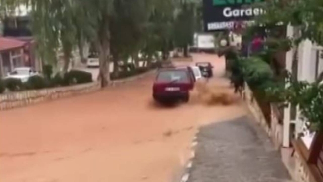 Kaş'ta sağanak etkili oldu: Yolları su bastı, araçlar yolda kaldı