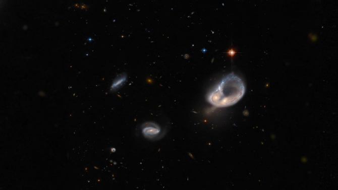 Hubble Uzay Teleskobu sıra dışı galaksi birleşimini yakaladı