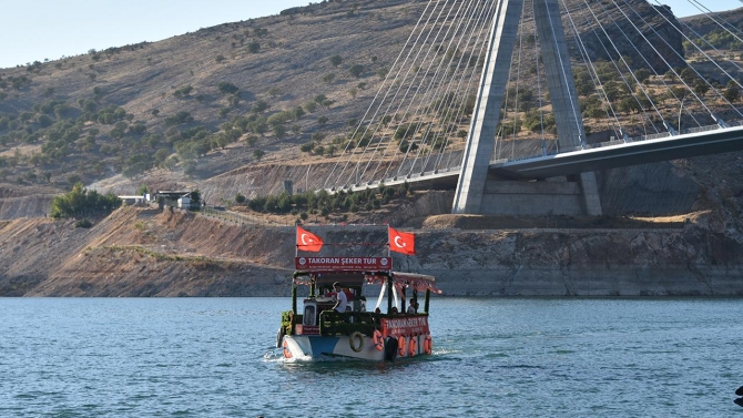 Fırat Nehri'ndeki tur teknelerine takip sistemi kuruldu