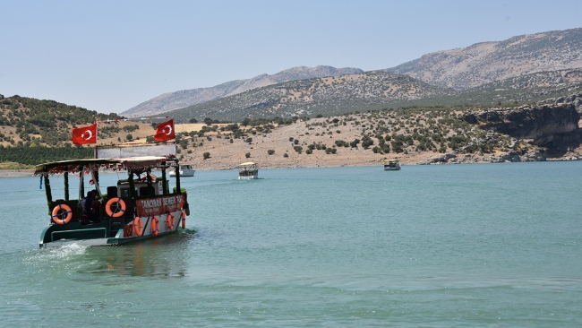 Fırat Nehri'ndeki tur teknelerine takip sistemi kuruldu