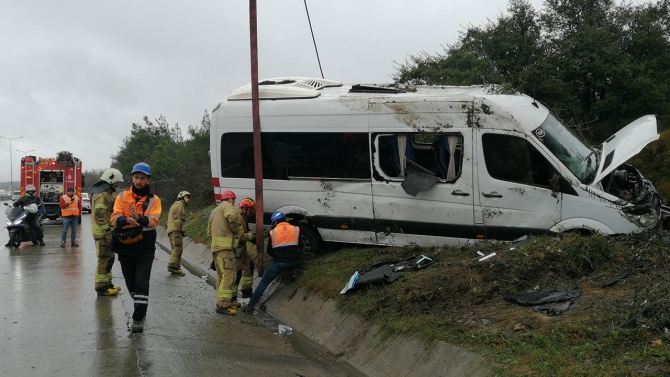 İstanbul'da servis minibüsü devrildi: 2'si ağır 9 yaralı