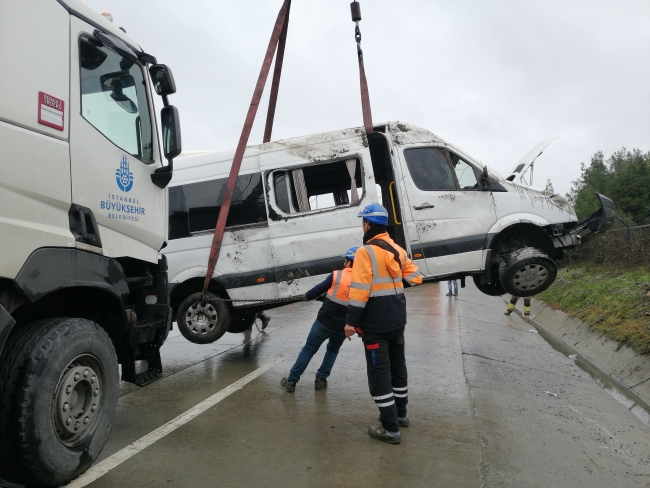 İstanbul'da servis minibüsü devrildi: 2'si ağır 9 yaralı