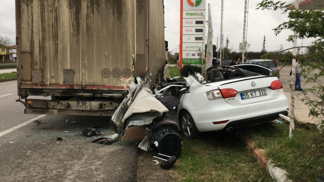 Samsun'da otomobil tıra çarptı: Anne, baba ve 3 yaşındaki çocukları yaralı