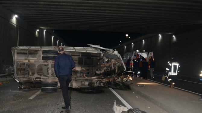 Manisa'da kamyonet ile minibüs çarpıştı: 4 yaralı