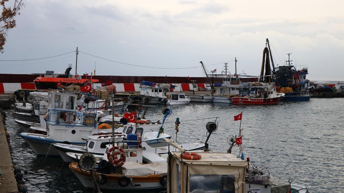 Tekirdağ'da lodos: Balıkçılar avlanamadı, gemiler demirlendi