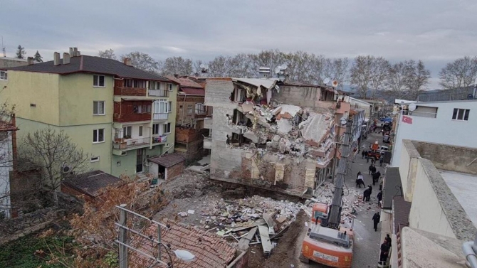 Bursa'da 4 katlı bina kontrollü olarak yıkıldı