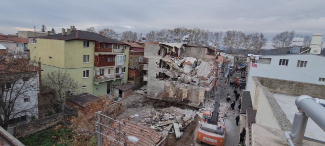 Bursa'da 4 katlı bina kontrollü olarak yıkıldı