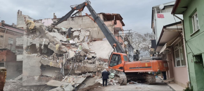 Bursa'da 4 katlı bina kontrollü olarak yıkıldı