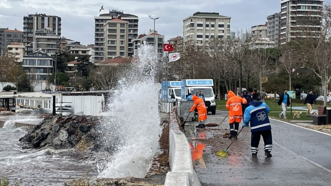 İstanbul'da lodos: Kırmızı yosunlar karaya vurdu