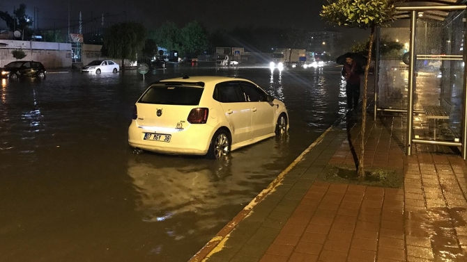 Antalya'da etkili yağış nedeniyle su baskınları yaşandı