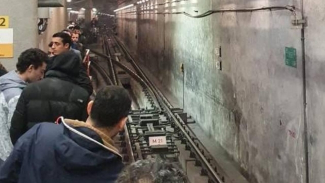 İstanbul'da metro arızası: Yolcular raylarda yürüdü