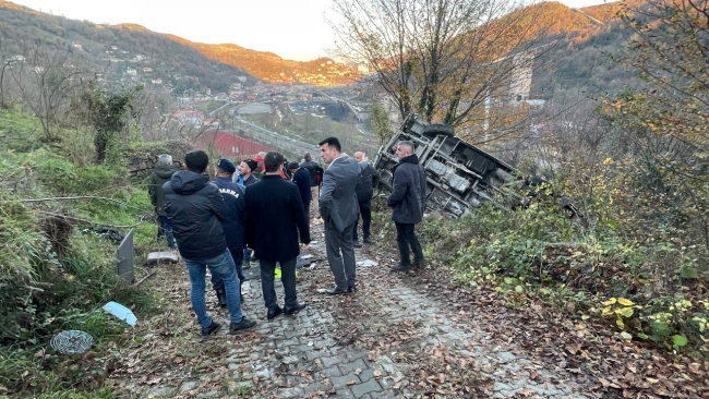 Zonguldak'ta öğrencileri taşıyan servis devrildi: 1 ölü, 18 yaralı