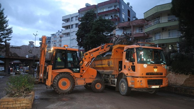 Kumluca'da selin izleri siliniyor