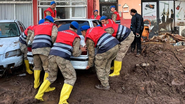 Kumluca'da selin izleri siliniyor