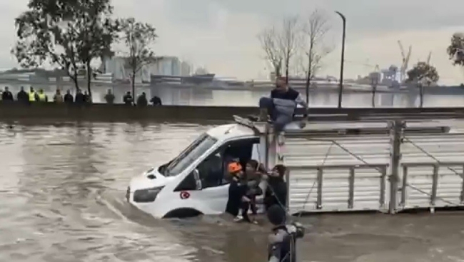 İzmir'de dereye düşen araçtaki 5 kişiyi Sahil Güvenlik kurtardı