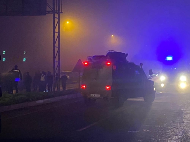 Diyarbakır'da polis aracına bombalı saldırı: 8 yaralı