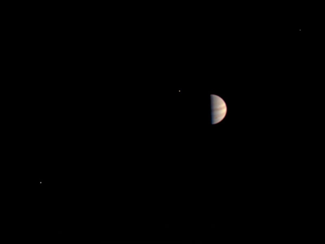 NASA'nın uzay aracı Juno, Jüpiter'in volkanik uydusu İo'ya ilerliyor