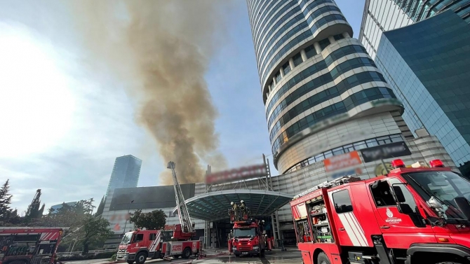 İstanbul'da AVM yangını: Müdahale sürüyor