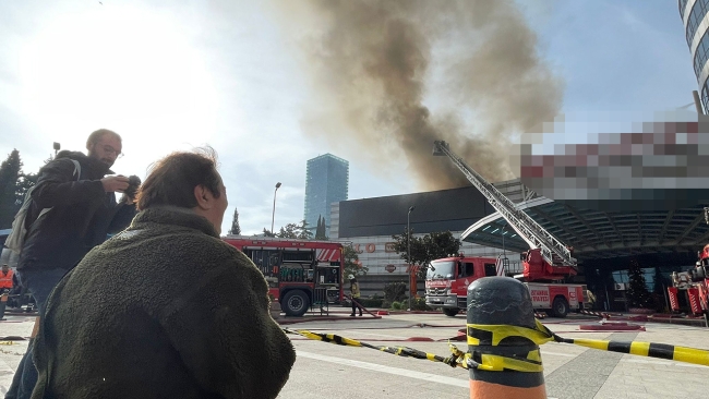 İstanbul'da AVM yangını: Müdahale sürüyor