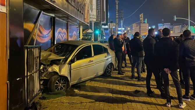 İzmir'de kaza yapan araç eğlence mekanına daldı: 5 yaralı